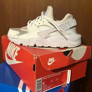 Women’s Air Nike Huarache Run Size 9
